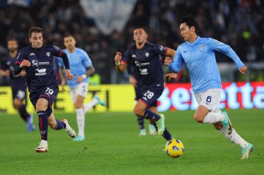 Roma, İtalya 02.12.2023: Cagliari 'li Gaetano Oristanio, Lazio' lu Daichi Kamada İtalya Serie A TIM 2023-2024 futbol karşılaşması sırasında, SS Lazio ile Cagliari Calcio arasında Roma Olimpiyat Stadyumu 'nda oynanan karşılaşma..