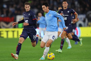 Roma, İtalya 02.12.2023: Cagliari 'li Gaetano Oristanio, Lazio' lu Daichi Kamada İtalya Serie A TIM 2023-2024 futbol karşılaşması sırasında, SS Lazio ile Cagliari Calcio arasında Roma Olimpiyat Stadyumu 'nda oynanan karşılaşma..