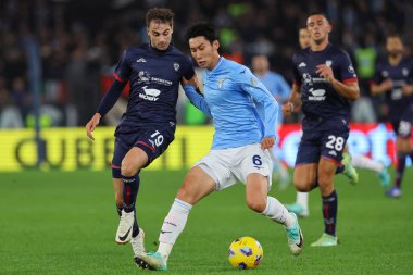 Roma, İtalya 02.12.2023: Cagliari 'li Gaetano Oristanio, Lazio' lu Daichi Kamada İtalya Serie A TIM 2023-2024 futbol karşılaşması sırasında, SS Lazio ile Cagliari Calcio arasında Roma Olimpiyat Stadyumu 'nda oynanan karşılaşma..