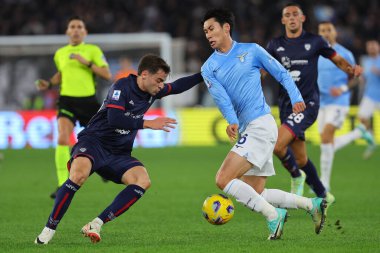 Roma, İtalya 02.12.2023: Cagliari 'li Gaetano Oristanio, Lazio' lu Daichi Kamada İtalya Serie A TIM 2023-2024 futbol karşılaşması sırasında, SS Lazio ile Cagliari Calcio arasında Roma Olimpiyat Stadyumu 'nda oynanan karşılaşma..