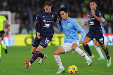 Roma, İtalya 02.12.2023: Cagliari 'li Gaetano Oristanio, Lazio' lu Daichi Kamada İtalya Serie A TIM 2023-2024 futbol karşılaşması sırasında, SS Lazio ile Cagliari Calcio arasında Roma Olimpiyat Stadyumu 'nda oynanan karşılaşma..