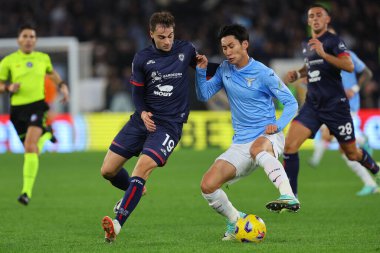 Roma, İtalya 02.12.2023: Cagliari 'li Gaetano Oristanio, Lazio' lu Daichi Kamada İtalya Serie A TIM 2023-2024 futbol karşılaşması sırasında, SS Lazio ile Cagliari Calcio arasında Roma Olimpiyat Stadyumu 'nda oynanan karşılaşma..