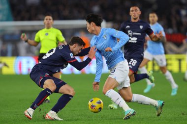 Roma, İtalya 02.12.2023: Cagliari 'li Gaetano Oristanio, Lazio' lu Daichi Kamada İtalya Serie A TIM 2023-2024 futbol karşılaşması sırasında, SS Lazio ile Cagliari Calcio arasında Roma Olimpiyat Stadyumu 'nda oynanan karşılaşma..