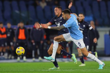 Roma, İtalya 02.12.2023: Cagliari 'li Gabriele Zappa Lazio' lu Matias Vecino ile İtalya Serie A TIM 2023-2024 futbol maçının 14. gününde Roma 'daki Olimpiyat Stadyumu' nda SS Lazio ile Cagliari Calcio arasında top mücadelesi verdi..