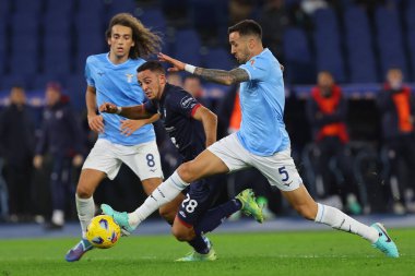 Roma, İtalya 02.12.2023: Cagliari 'li Gabriele Zappa Lazio' lu Matias Vecino ile İtalya Serie A TIM 2023-2024 futbol maçının 14. gününde Roma 'daki Olimpiyat Stadyumu' nda SS Lazio ile Cagliari Calcio arasında top mücadelesi verdi..
