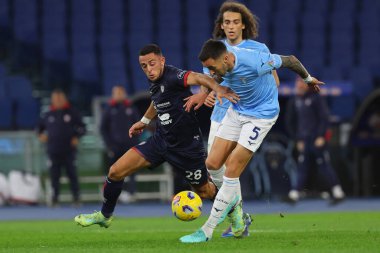Roma, İtalya 02.12.2023: Cagliari 'li Gabriele Zappa Lazio' lu Matias Vecino ile İtalya Serie A TIM 2023-2024 futbol maçının 14. gününde Roma 'daki Olimpiyat Stadyumu' nda SS Lazio ile Cagliari Calcio arasında top mücadelesi verdi..