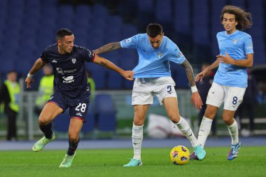 Roma, İtalya 02.12.2023: Cagliari 'li Gabriele Zappa Lazio' lu Matias Vecino ile İtalya Serie A TIM 2023-2024 futbol maçının 14. gününde Roma 'daki Olimpiyat Stadyumu' nda SS Lazio ile Cagliari Calcio arasında top mücadelesi verdi..