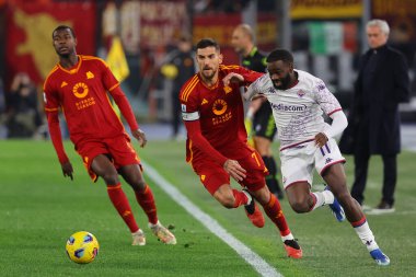 Roma, İtalya 10.12.2023: Roman Gianluca Mancini İtalya Serie A TIM 2023-2024 futbol maçının 15. gününde Roma 'daki Olimpiyat Stadyumu' nda AS ROMA ile AFC FIORENTINA arasında Fiorentina 'lı Jonathan Ikone ile top mücadelesi verdi..