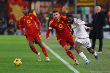 Roma, İtalya 10.12.2023: Roman Gianluca Mancini İtalya Serie A TIM 2023-2024 futbol maçının 15. gününde Roma 'daki Olimpiyat Stadyumu' nda AS ROMA ile AFC FIORENTINA arasında Fiorentina 'lı Jonathan Ikone ile top mücadelesi verdi..