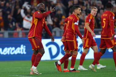 Roma, İtalya 10.12.2023: Roma 'dan Romelu Lukaku, İtalya Serie A TIM 2023-2024 futbol karşılaşmasının 15. gününde Roma' daki Olimpiyat Stadyumu 'nda AS ROMA' nın AFC FIORENTINA 'ya karşı oynadığı maçta golü attı ve takımla birlikte kutladı..