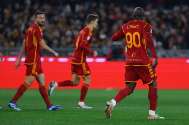 Roma, İtalya 10.12.2023: Roma 'dan Romelu Lukaku, İtalya Serie A TIM 2023-2024 futbol karşılaşmasının 15. gününde Roma' daki Olimpiyat Stadyumu 'nda AS ROMA' nın AFC FIORENTINA 'ya karşı oynadığı maçta golü attı ve takımla birlikte kutladı..