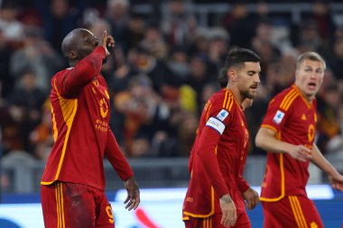 Roma, İtalya 10.12.2023: Roma 'dan Romelu Lukaku, İtalya Serie A TIM 2023-2024 futbol karşılaşmasının 15. gününde Roma' daki Olimpiyat Stadyumu 'nda AS ROMA' nın AFC FIORENTINA 'ya karşı oynadığı maçta golü attı ve takımla birlikte kutladı..