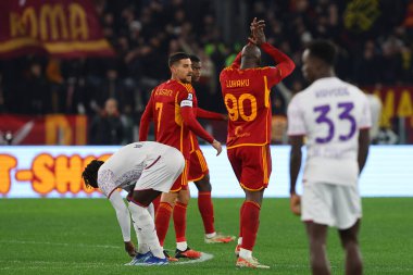 Roma, İtalya 10.12.2023: Roma 'dan Romelu Lukaku, İtalya Serie A TIM 2023-2024 futbol karşılaşmasının 15. gününde Roma' daki Olimpiyat Stadyumu 'nda AS ROMA' nın AFC FIORENTINA 'ya karşı oynadığı maçta golü attı ve takımla birlikte kutladı..