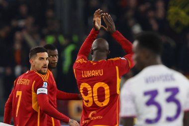 Roma, İtalya 10.12.2023: Roma 'dan Romelu Lukaku, İtalya Serie A TIM 2023-2024 futbol karşılaşmasının 15. gününde Roma' daki Olimpiyat Stadyumu 'nda AS ROMA' nın AFC FIORENTINA 'ya karşı oynadığı maçta golü attı ve takımla birlikte kutladı..