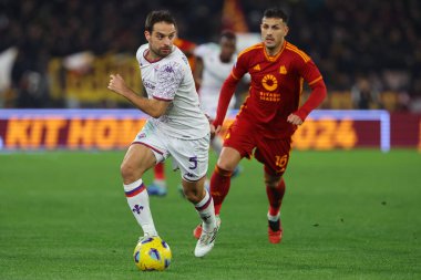 Roma, İtalya 10.12.2023: G. Bonaventura (Fiorentina), Leandro Paredes (Roma) İtalya Serisi A TIM 2023-2024 futbol maçının 15. gününde, AS ROMA - AFC FIORENTINA arasındaki Roma Olimpiyat Stadyumu 'nda.