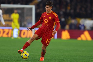 Roma, İtalya 10.12.2023: İtalyan Paulo Dybala İtalya Serie A TIM 2023-2024 futbol maçının 15. gününde Roma 'daki Olimpiyat Stadyumu' nda AS ROMA ile AFC FIORENTINA karşı karşıya geldi..