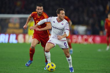 Roma, İtalya 10.12.2023: Romanlardan Bryan Cristante, Fiorentina 'dan Melo Arthur İtalya Serie A TIM 2023-2024 futbol maçının 15. gününde, AS ROMA AFC FIORENTINA' ya karşı Roma Olimpiyat Stadyumu 'nda mücadele etti..