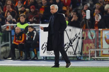 Roma, İtalya 10.12.2023: Jose Mourinho Roma teknik direktörü İtalya Serie A TIM 2023-2024 futbol maçının 15. gününde, AS ROMA ile AFC FIORENTINA arasında Roma Olimpiyat Stadyumu 'nda.