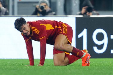 Roma, İtalya 10.12.2023: Romanlı Paulo Dybala İtalya Serie A TIM 2023-2024 futbol maçının 15. gününde Roma 'daki Olimpiyat Stadyumu' nda AS ROMA - AFC FIORENTINA arasında sakatlandı..