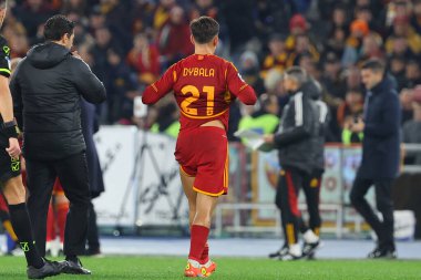Roma, İtalya 10.12.2023: Romanlardan Paulo Dybala, İtalya Serie A TIM 2023-2024 futbol maçının 15. gününde Roma 'daki Olimpiyat Stadyumu' nda AS ROMA 'nın AFC FIORENTINA' ya karşı oynadığı maçta sahadan ayrıldı..