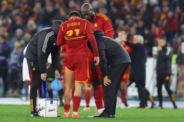 Roma, İtalya 10.12.2023: Romanlardan Paulo Dybala, İtalya Serie A TIM 2023-2024 futbol maçının 15. gününde Roma 'daki Olimpiyat Stadyumu' nda AS ROMA 'nın AFC FIORENTINA' ya karşı oynadığı maçta sahadan ayrıldı..