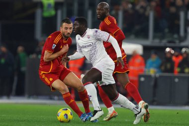 Roma, İtalya 10.12.2023: Romanlardan Bryan Cristante, Fiorentina 'dan A. Duncan, Roma' daki Olimpiyat Stadyumu 'nda AS ROMA' nın AFC FIORENTINA 'ya karşı oynadığı İtalya Serie A TIM 2023-2024 futbol karşılaşması sırasında görev başında..