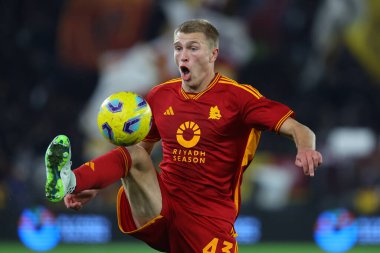 Roma, İtalya 10.12.2023: Romanyalı Rasmus Kristensen İtalya Serie A TIM 2023-2024 futbol maçının 15. gününde, AS ROMA ile AFC FIORENTINA arasındaki Roma Olimpiyat Stadyumu 'nda.