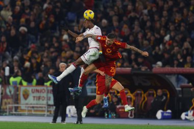 Roma, İtalya 10.12.2023: Fiorentina 'dan Kouame, Roma' dan Gianluca Mancini İtalya Serisi A TIM 2023-2024 futbol maçının 15. gününde Roma 'daki Olimpiyat Stadyumu' nda AS ROMA AFC FIORENTINA 'ya karşı.