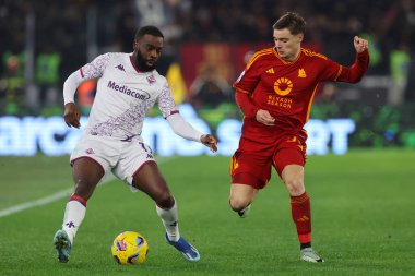Roma, İtalya 10.12.2023: Fiorentina 'dan Jonathan Ikone, Roma' dan Nicola Zelewski İtalya Serisi A TIM 2023-2024 futbol maçının 15. gününde, AS ROMA - AFC FIORENTINA arasındaki Roma Olimpiyat Stadyumu 'nda.
