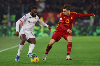 Roma, İtalya 10.12.2023: Fiorentina 'dan Jonathan Ikone, Roma' dan Nicola Zelewski İtalya Serisi A TIM 2023-2024 futbol maçının 15. gününde, AS ROMA - AFC FIORENTINA arasındaki Roma Olimpiyat Stadyumu 'nda.