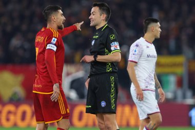 Roma, İtalya 10.12.2023: Roma 'dan Lorenzo Pellegrini İtalya Serie A TIM 2023-2024 futbol maçının 15. gününde hakem Rapuano ile Roma' daki Olimpiyat Stadyumu 'nda AS ROMA - AFC FIORENTINA arasında protesto gösterisi düzenledi..