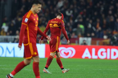 Roma, İtalya 10.12.2023: İtalya Serie A TIM 2023-2024 futbol maçının 15. gününde Romanyalı Nicola Zelewski için kırmızı kart, AS ROMA - AFC FIORENTINA arasında Roma Olimpiyat Stadyumu 'nda.