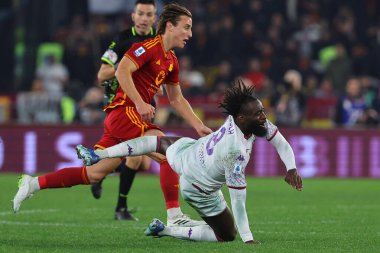 Roma, İtalya 10.12.2023: Roma Edoardo Bove, Fiorentina Nzola İtalya Serisi A TIM 2023-2024 futbol maçının 15. gününde, AS ROMA AFC FIORENTINA 'ya karşı Roma Olimpiyat Stadyumu' nda mücadele etti..