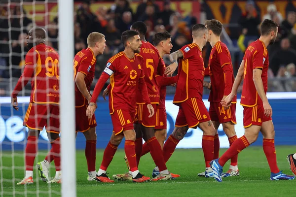 Roma, İtalya 10.12.2023: Roma 'dan Romelu Lukaku, İtalya Serie A TIM 2023-2024 futbol karşılaşmasının 15. gününde Roma' daki Olimpiyat Stadyumu 'nda AS ROMA' nın AFC FIORENTINA 'ya karşı oynadığı maçta golü attı ve takımla birlikte kutladı..