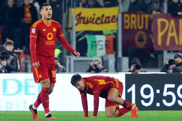 Roma, İtalya 10.12.2023: Romanlı Paulo Dybala İtalya Serie A TIM 2023-2024 futbol maçının 15. gününde Roma 'daki Olimpiyat Stadyumu' nda AS ROMA - AFC FIORENTINA arasında sakatlandı..
