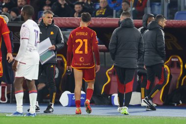 Roma, İtalya 10.12.2023: Romanlardan Paulo Dybala, İtalya Serie A TIM 2023-2024 futbol maçının 15. gününde Roma 'daki Olimpiyat Stadyumu' nda AS ROMA 'nın AFC FIORENTINA' ya karşı oynadığı maçta sahadan ayrıldı..