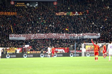 Roma, İtalya 10.12.2023 Roma taraftarlarının Curva Sud takımının Banner 'ı Jose Mourinho' yu İtalya Serie A TIM 2023-2024 futbol maçının 15. gününde, AS ROMA - AFC FIORENTINA arasındaki Roma Olimpiyat Stadyumu 'nda.