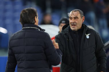 Roma, İtalya 17.12.2023: İtalyan Serie A TIM 2023-2024 futbol karşılaşmasında Inzaghi takımından Simone Inzaghi Lazio Sarri 'yi Roma' daki Olimpiyat Stadyumu 'nda SS Lazio' ya karşı FC Internazionale karşılaşmasında selamlıyor..