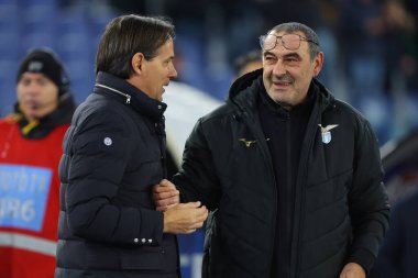 Roma, İtalya 17.12.2023: İtalyan Serie A TIM 2023-2024 futbol karşılaşmasında Inzaghi takımından Simone Inzaghi Lazio Sarri 'yi Roma' daki Olimpiyat Stadyumu 'nda SS Lazio' ya karşı FC Internazionale karşılaşmasında selamlıyor..