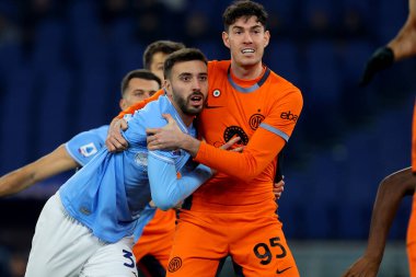 Roma, İtalya 17.12.2023: Lazio 'lu Maria Gila, Roma' daki Olimpiyat Stadyumu 'nda oynanan İtalyan Serie A TIM 2023-2024 futbol karşılaşmasında Inter' li Alessandro Bastoni SS Lazio 'ya karşı FC Internazionale.
