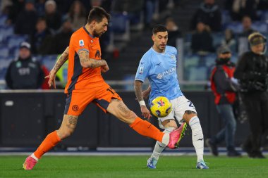 Roma, İtalya 17.12.2023: Inter 'den Francesco Acerbi, Lazio' dan Mattia Zaccagni İtalyan Serie A TIM 2023-2024 futbol karşılaşması sırasında Roma 'daki Olimpiyat Stadyumu' nda SS Lazio 'ya karşı FC Internazionale.