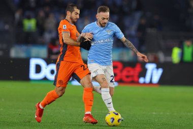 Roma, İtalya 17.12.2023: Inter 'den Henrikh Mkhitaryan, Lazio' dan Manuel Lazzari İtalyan Serie A TIM 2023-2024 futbol karşılaşması sırasında Roma 'daki Olimpiyat Stadyumu' nda SS Lazio 'ya karşı FC Internazionale.