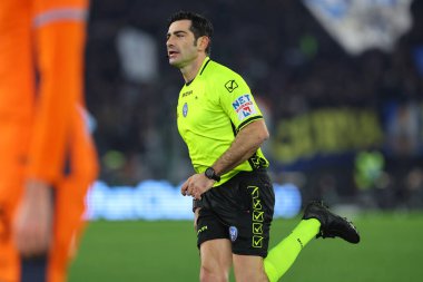 Roma, İtalya 17.12.2023: İtalyan Serie A TIM 2023-2024 futbol karşılaşmasında hakem Fabio Maresca Roma 'daki Olimpiyat Stadyumu' nda SS Lazio FC Internazionale 'ye karşı..