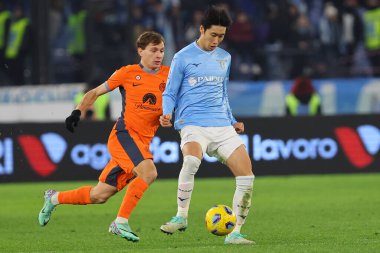 Roma, İtalya 17.12.2023: Inter 'den Nicolo Barella, Lazio' dan Daichi Kamada İtalyan Serie A TIM 2023-2024 futbol karşılaşması sırasında Roma 'daki Olimpiyat Stadyumu' nda SS Lazio 'ya karşı FC Internazionale.