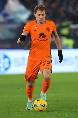 Roma, İtalya 17.12.2023: İtalya Serisi A TIM 2023-2024 futbol karşılaşmasında Nicolo Barella Roma 'daki Olimpiyat Stadyumu' nda SS Lazio FC Internazionale 'ye karşı..