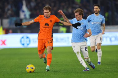 Roma, İtalya 17.12.2023: Inter 'den Nicolo Barella, Lazio' dan Nicolo Rovella İtalyan Serie A TIM 2023-2024 futbol karşılaşması sırasında Roma 'daki Olimpiyat Stadyumu' nda SS Lazio 'ya karşı FC Internazionale.