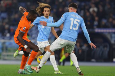 Roma, İtalya 17.12.2023: Roma 'daki Olimpiyat Stadyumu' nda oynanan İtalyan Serie A TIM 2023-2024 futbol karşılaşmasında Lazio - FC Internazionale maçında Lazio 'lu Nicolo Casale ile top için Marcus Thuram mücadele etti..
