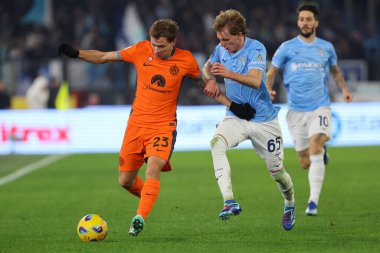 Roma, İtalya 17.12.2023: Inter 'den Nicolo Barella, Lazio' dan Nicolo Rovella İtalyan Serie A TIM 2023-2024 futbol karşılaşması sırasında Roma 'daki Olimpiyat Stadyumu' nda SS Lazio 'ya karşı FC Internazionale.