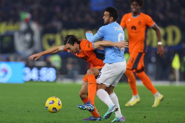 Roma, İtalya 17.12.2023: İtalyan Serie A TIM 2023-2024 futbol karşılaşması sırasında Lazio ile Roma 'daki Olimpiyat Stadyumu' nda oynanan SS Lazio FC Internazionale maçında Federico Dimarco ve Pedro ile top için mücadele etti..
