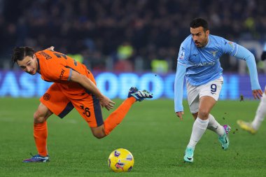 Roma, İtalya 17.12.2023: İtalyan Serie A TIM 2023-2024 futbol karşılaşması sırasında Lazio ile Roma 'daki Olimpiyat Stadyumu' nda oynanan SS Lazio FC Internazionale maçında Federico Dimarco ve Pedro ile top için mücadele etti..